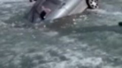 Водитель на машине мгновенно ушел под лед в Приморье