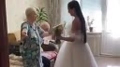 Если дедуля с бабулей не едут на свадьбу, то свадьба приезжа...