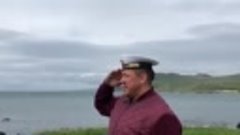 МИХАИЛ КОКЛЯЕВ у мемориала крейсеру &quot;Варяг&quot; в Шотландии.