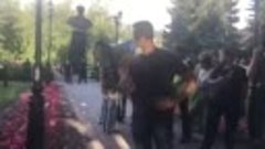 Фашисты устроили пикет возле отреставрированного памятника м...