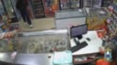 мужчина напал с ножом на продавца в одном из магазинов в Рос...