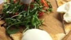 Яйцо пашот с тостом и салатом