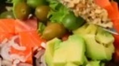 Сочный, полезный салат с сёмгой и авокадо