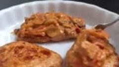 Курица с жареными грибами и овощами в духовке