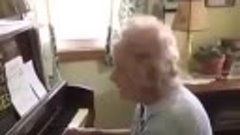 Этой бабушке, учителю музыки, 104 года. Играет полонез Огинс...