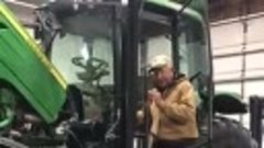 Американец сделал своему 89-летнему дедуле лифт на тракторе,...