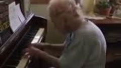 Ей 104 лет... Учительница музыки играет Бетховена!