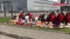🌹40 дней с момента теракта в «Крокусе»: люди несут цветы, и...