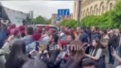 В Ереване полиция массово проводит жесткие задержания протес...