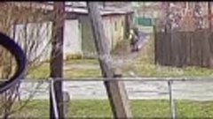 Появилось видео момента, как парень уводит малышку в переуло...