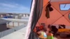 В Оренбурге молодая семья живет в палатке на крыше своего не...