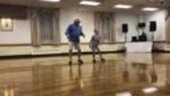 Дедушка с внучкой танцуют просто супер!