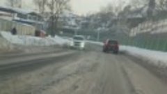 Снежный бруствер посередине дороги на ул. Акуловская, у пово...