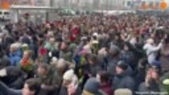 «Нет войне» Люди скандируют в Москве
