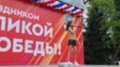 Маленькая красотка выступила в честь дня Победы!