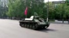 Легендарный танк Т-70 проехал по Мелитополю в честь Дня Побе...