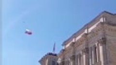 В Берлине российский флаг с помощью квадрокоптера подняли на...