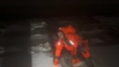 В Уфе спасатели вытащили собаку, которая провалилась под лед...