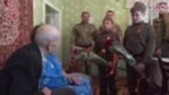 Военнослужащие ВС РФ поздравили с Днём Победы проживающего в...