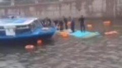Автобус с пассажирами упал в реку Мойку в Санкт-Петербурге