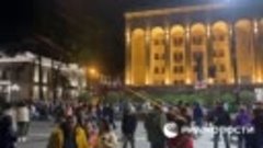 В Тбилиси возобновились демонстрации против закона об иноаге...