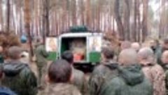 Российские бойцы молятся у образа Спаса Нерукотворного, кото...