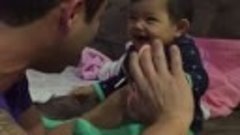 Папа пытается обрезать ногти своему ребенку, МИЛОТА