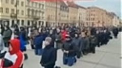 Жители Сербии встали на колени, чтобы помолиться за русских ...