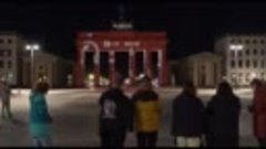 В Берлине этой ночью кто-то взломал проекцию на бранденбургс...