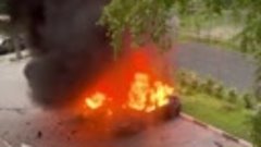 В Белгороде загорелась машина в одном из дворов