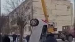 В Ростовской области автомобиль погрузился под землю вместе ...