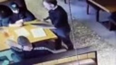 В Московской области, посетитель бара вырубил официанта напа...