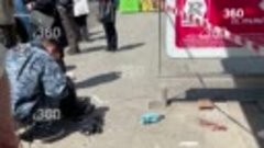 Видео пьяный афганец ударил ножом в шею студентку в Гольянов...