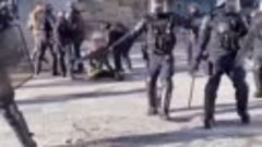 Полицейские во Франции избивают женщин во время митингов Жес...