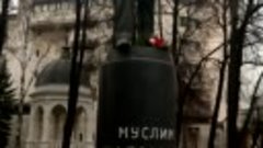 Памятник Муслиму Магомаеву2011