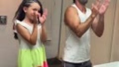 Папа танцует со своей дочкой