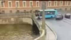 Автобус упал в реку в Питере. 7 человек погибло