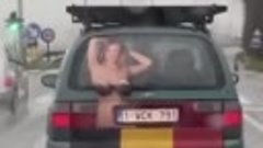 голая девушка фото в заднем стекле автомобиля