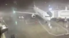 Сильный ветер сдул Boeing 737 в аэропорту Далласа