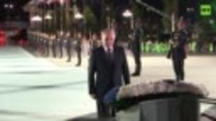 Путин возложил цветы к Монументу независимости в Узбекистане...