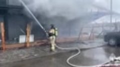 Открытый огонь на кровле здания у аэропорта Минвод потушили,...