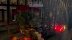 🕯Люди продолжают приносить цветы к посольству России в Минс...