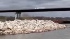 В США баржа врезалась в мост второй раз за неделю
