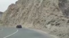 В Дагестане камнепад едва не засыпал автомобиль на трассе⚠️