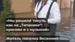 Житель Оренбургской области играет на саксафоне во время нав...