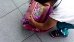 Девочка пытается унести собаку в школу в рюкзаке