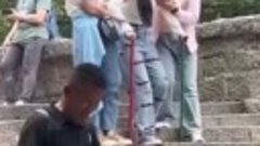 Китайцев несут на носилках после подъёма по ЭТОЙ ЛЕСТНИЦЕ
