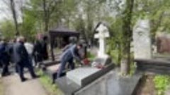 Мраморный крест на могиле актёра Юрия Яковлева _ Новодевичье...