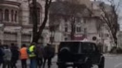 Необычная ситуация на улице Кишинева.  Мужчина раздает деньг...
