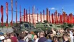 Россияне на выставке НАТОвской техники говорят про 9 Мая, на...